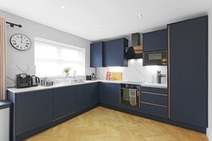 Fridge, microwave, stovetop, dishwasher - 4BDR 3.5BA Family Home with Garden in Isleworth (Isleworth)