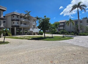 Exterior - Cozy 2-bedroom condo in wonderful Sanibel with boardwalk to the Gulf of America (Sanibel)