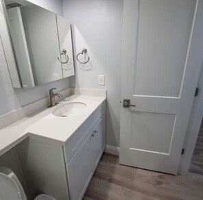 Bathroom - Cozy 2-bedroom condo in wonderful Sanibel with boardwalk to the Gulf of America (Sanibel)