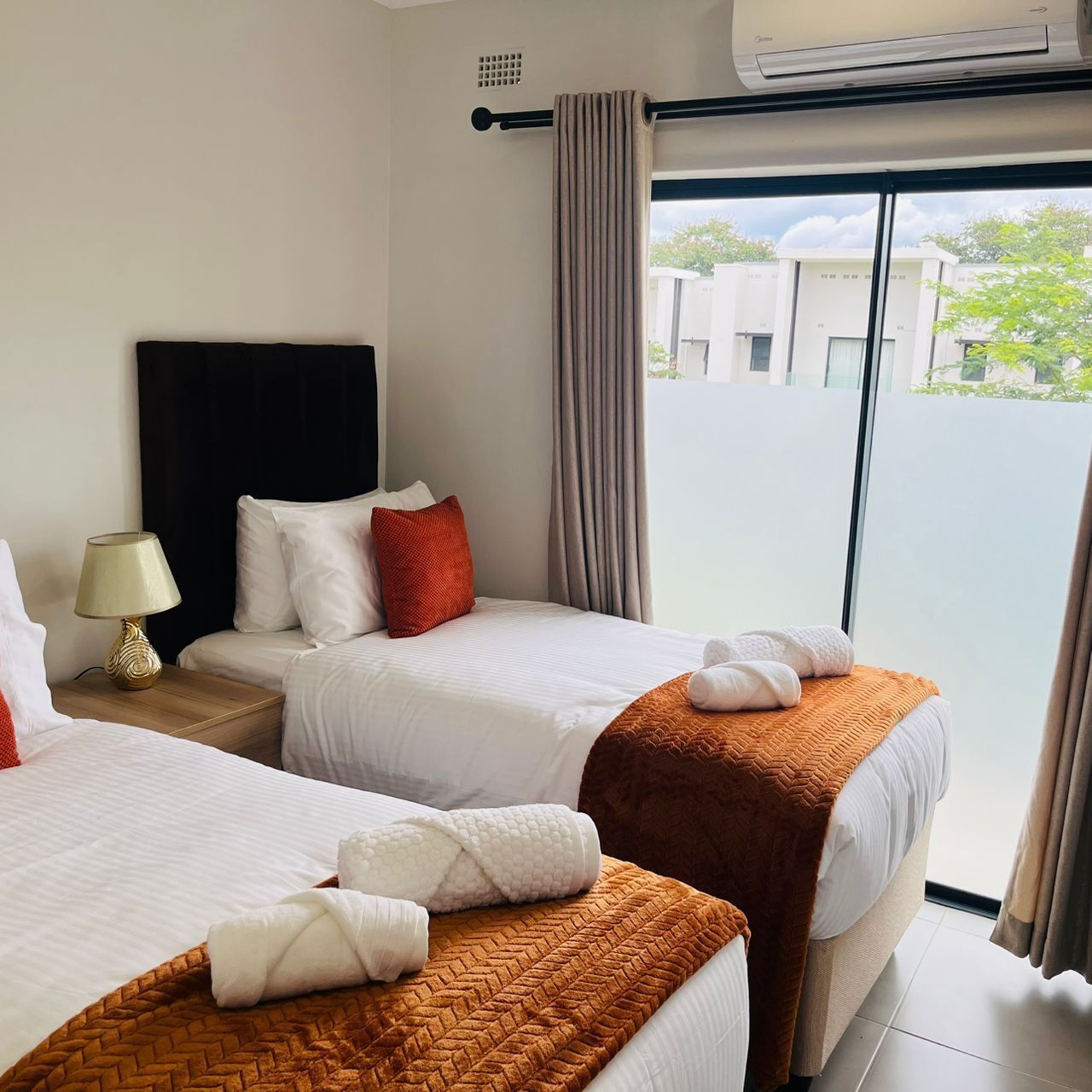 Căn hộ, máy điều hòa, quang cảnh vườn