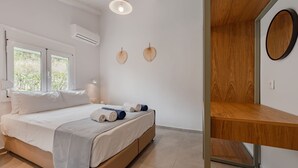 Een moderne slaapkamer met een bed, nachtkastjes en een houten wandplank.
