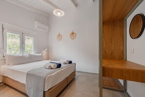 Ein modernes Schlafzimmer mit einem Bett, Nachttischen und einem Fenster.