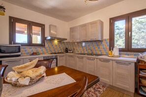 Fridge, microwave, oven, stovetop - Sea-view Villa with Private Pool and BBQ (Stintino)