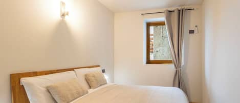 1 bedroom, travel cot, free WiFi