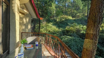 Deluxe Villa, Balcony, Garden View | Outdoor dining