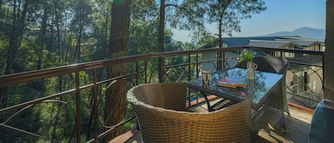 Deluxe Villa, Balcony, Garden View | Outdoor dining