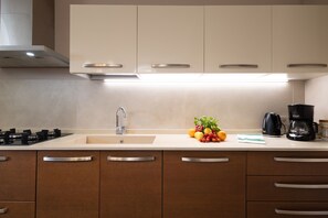 Fridge, oven, dishwasher, coffee/tea maker - Jasmine House with Swimming Pool (Capannori)