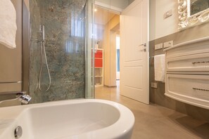 Shower, hair dryer, bidet, towels - Jasmine House with Swimming Pool (Capannori)