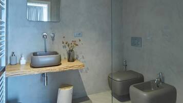 Deluxe Double Room, Pool View | Bathroom