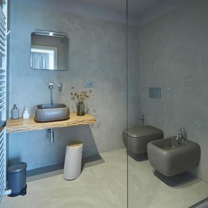 Phòng đôi Deluxe, quang cảnh hồ bơi | Phòng tắm