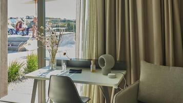 Deluxe Double Room, Pool View | Living area