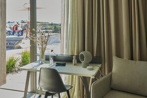 Phòng đôi Deluxe, quang cảnh hồ bơi | Khu phòng khách