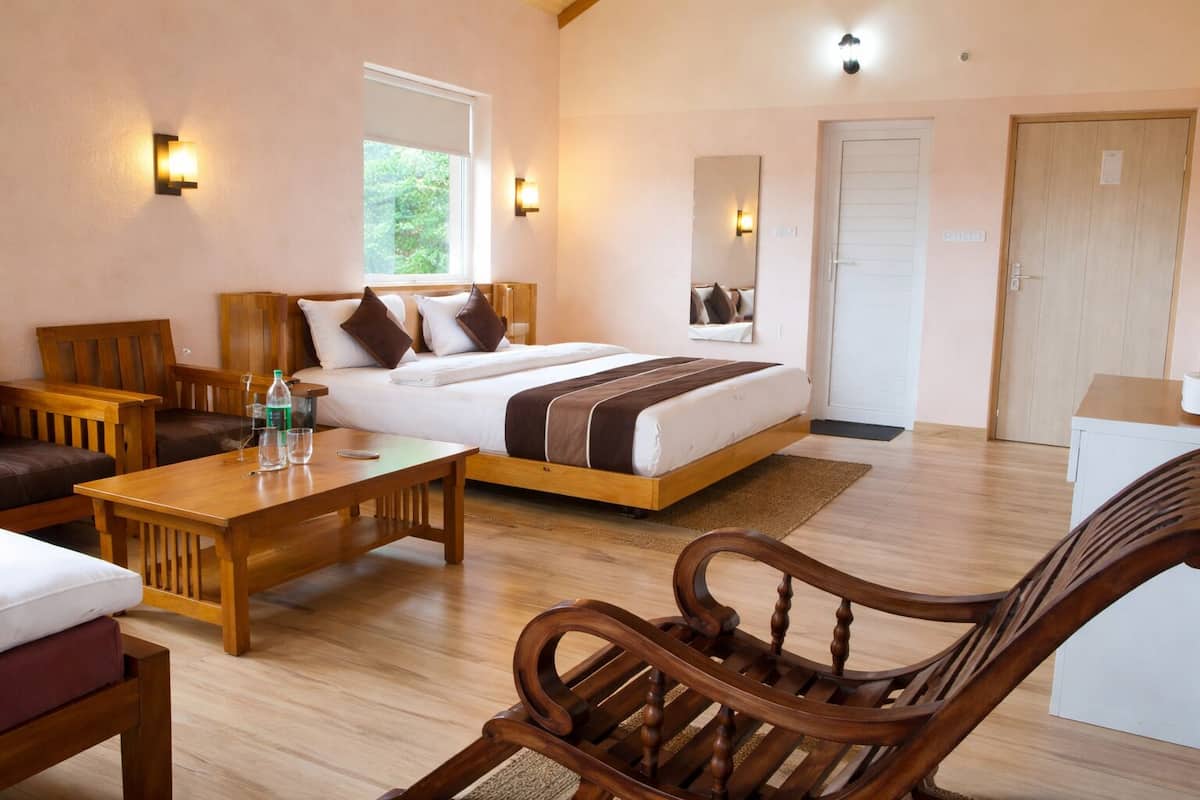 Une chambre à coucher avec un lit, des meubles en bois, une fenêtre et des lampes fixées au mur.