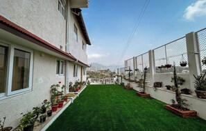 Property grounds - Mohini Hotel Lake View Cottage Bhimtal (Bhimtal)