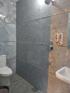 Deluxe Double Room, City View | Bathroom - AD PREMIUM HOMES 3 (Bengaluru)