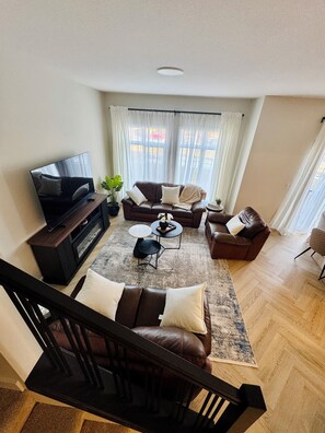 Living area - Mountain Oasis in Cochrane (Cochrane)