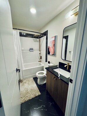 Hair dryer, towels, soap, toilet paper - Mountain Oasis in Cochrane (Cochrane)