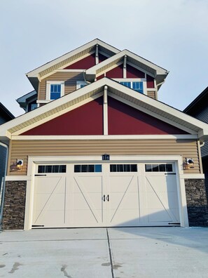 Exterior - Mountain Oasis in Cochrane (Cochrane)