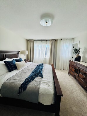 3 bedrooms, iron/ironing board, WiFi, bed sheets - Mountain Oasis in Cochrane (Cochrane)