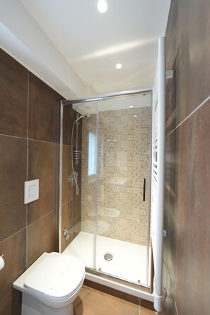 Habitación estándar doble | Baño | Ducha, artículos de higiene personal gratuitos y secador de pelo