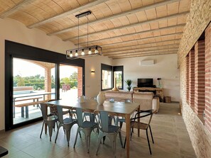Dining - The Private Accommodation Villa in Peralada (Peralada)
