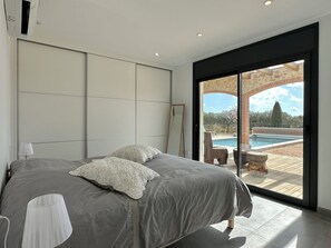 4 habitaciones, tabla de planchar con plancha, wifi y ropa de cama 