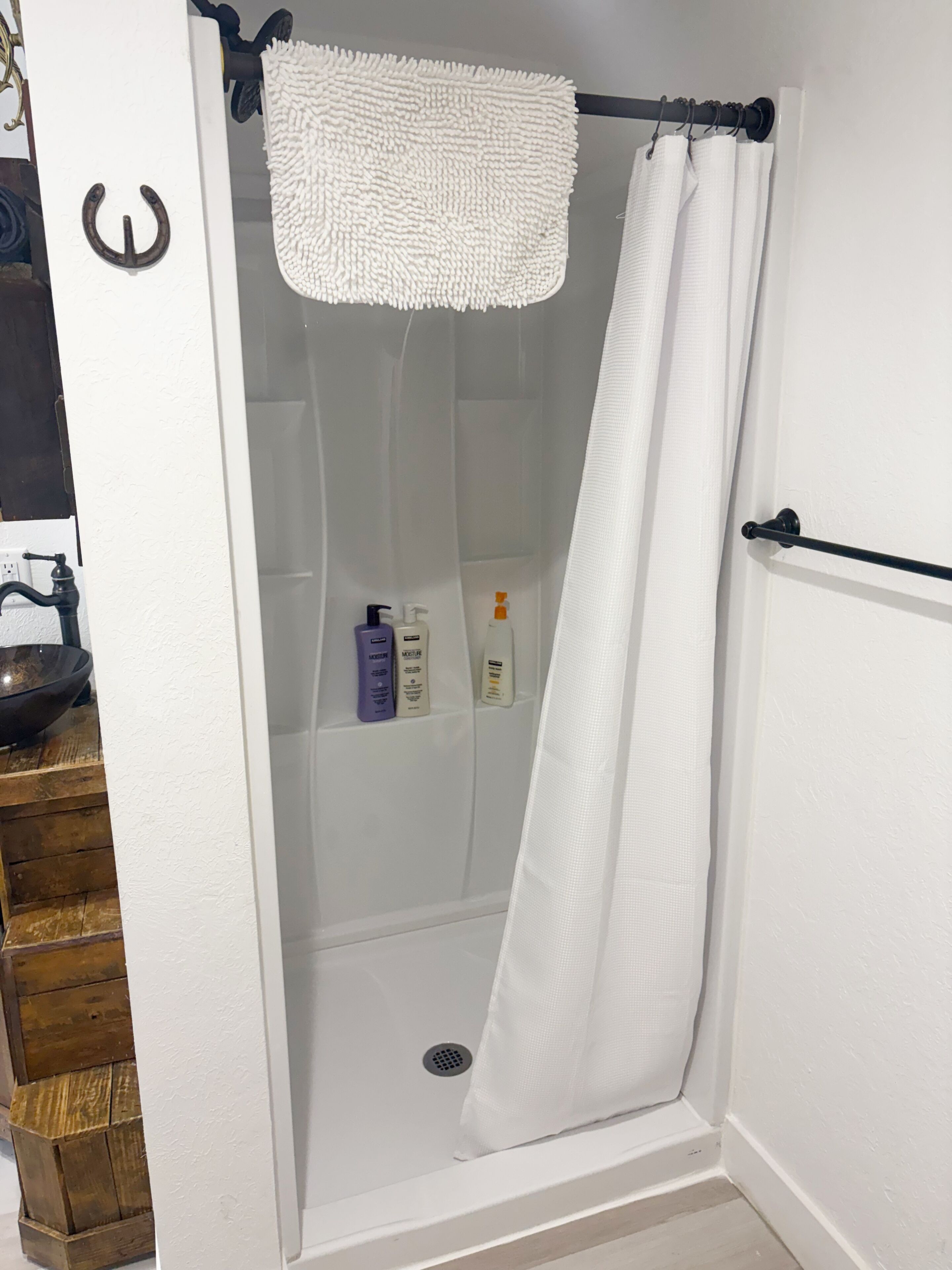 Een douche, een haardroger, handdoeken, zeep