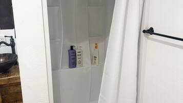 Een douche, een haardroger, handdoeken, zeep