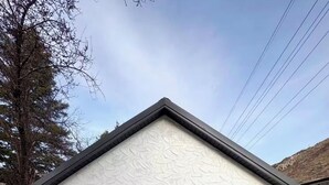 A small, single-story building with a white exterior and a dark roof. - Perfect Studio - Walking distance of Lava Hot Springs Pools (Lava Hot Springs)
