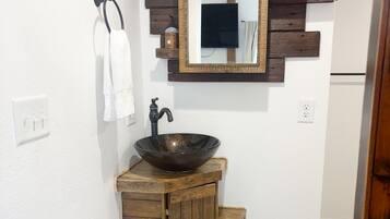 Douche, sèche-cheveux, serviettes fournies, savon