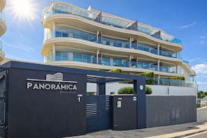 Ein modernes, mehrstöckiges Hotel mit einem markanten Eingangstor, auf dem 'PANORÁMICA' steht.