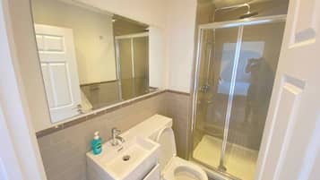 Apartment, 1 Bedroom, City View | Bathroom