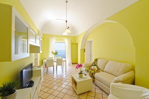 TV, fireplace - Palazzo Rocco Villa Red Moon in Love – Sea View Terrace on the Amalfi Coast (Praiano)