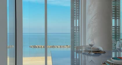 Chic & Spacious Apartment Facing the Sea