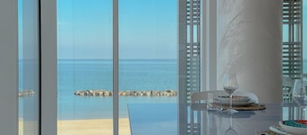 Chic & Spacious Apartment Facing the Sea