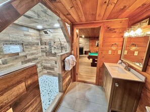 Shower, shampoo - Ski Bear Chalet•Pet Friendly•Hot Tub•Pool Access (Gatlinburg)