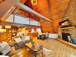 Smart TV, fireplace - Ski Bear Chalet•Pet Friendly•Hot Tub•Pool Access (Gatlinburg)