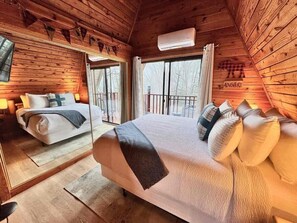 Iron/ironing board, free WiFi, bed sheets - Ski Bear Chalet•Pet Friendly•Hot Tub•Pool Access (Gatlinburg)