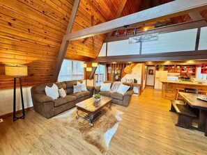 Smart TV, fireplace - Ski Bear Chalet•Pet Friendly•Hot Tub•Pool Access (Gatlinburg)