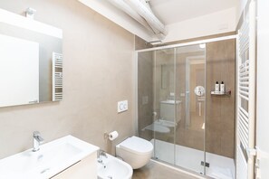 Regadera, bidet, toallas, shampoo 