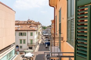 Property grounds - Centrally located elegant residence with balcony (Verona)