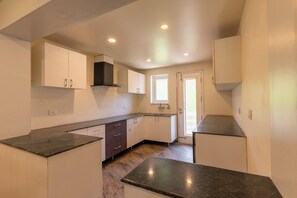 Private kitchen - Sojourn By the Lake - Boutique Hotel  (Bhimtal)