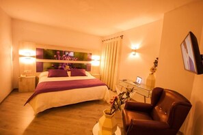 Habitación doble superior, balcón, vista a la ciudad | Escritorio, tabla de planchar con plancha y wifi gratis 