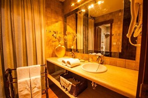 Superior Double Room, Balcony, City View | Bathroom