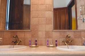 Double or Twin Room, Balcony, City View | Bathroom