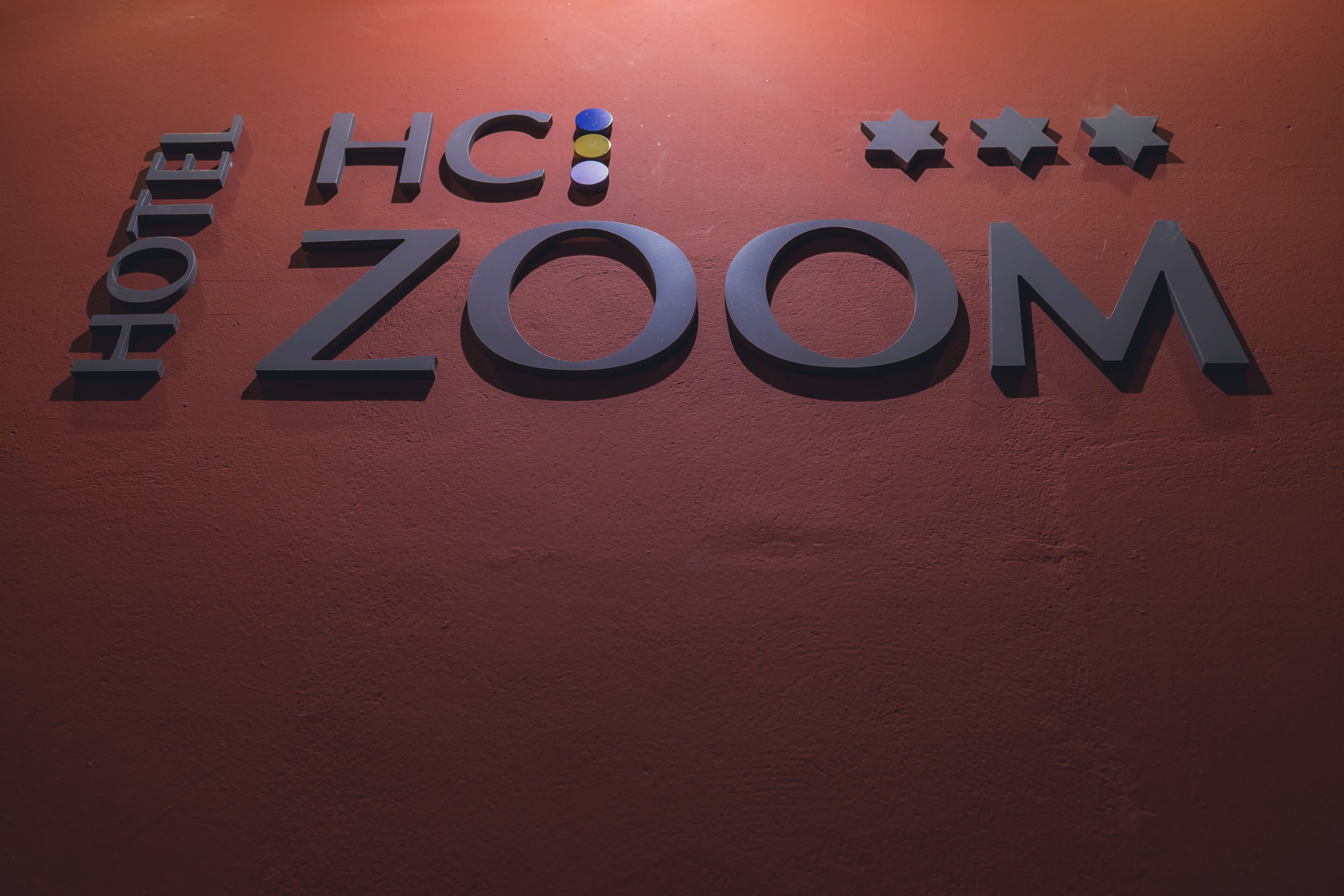 Un mur sur lequel on peut lire l’inscription « HÔTEL ZOOM » et qui est orné de trois étoiles.