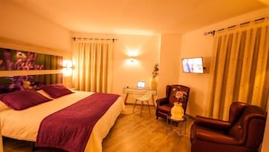 A hotel room with a bed, a desk, a chair, a television, and curtains. - Hotel HC Zoom (Pozoblanco)