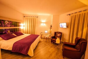 Habitación doble superior, balcón, vistas a la ciudad | Escritorio, tabla de planchar con plancha, wifi gratis
