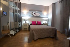 Dobbelt- eller tomannsrom, balkong, byutsikt