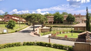A residential area with houses, a curved road, and well-maintained lawns. - This studio apartment, approximately 23 square meters in size, sleeps two. It is tastefully furnished and air-conditioned. It features a kitchenette equipped with dishes, an oven, a refrigerator, satellite TV, a living room with a double bed, and a priva (Monteverdi Marittimo)